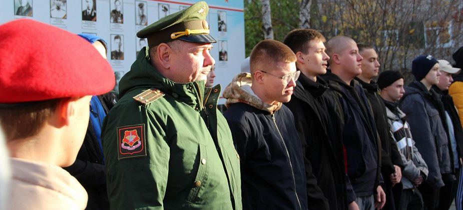 “Служите честно”. В Серове отправили первых новобранцев на срочную службу в армию в рамках осеннего призыва