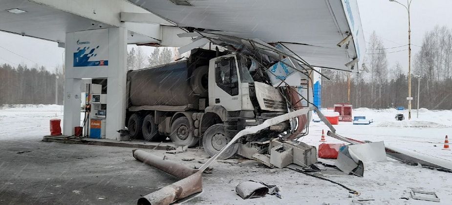 Тягач, груженый металлической стружкой, въехал в заправку в Серове