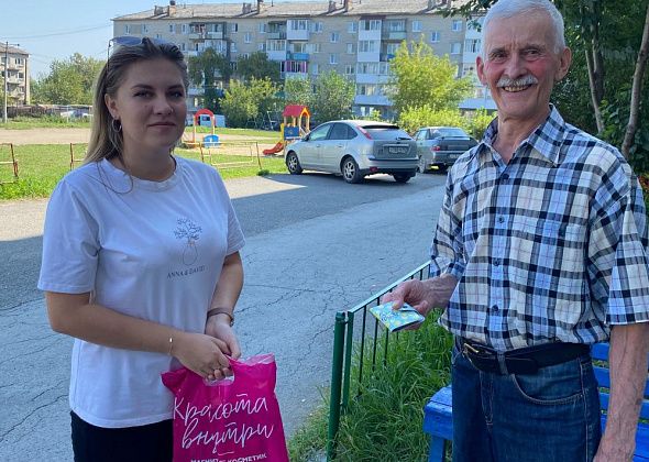 Дворник вернул серовчанке найденные банковские карты