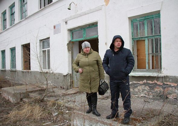 “Полная разруха, бесхозяйственность". Выпускники школы №12 обеспокоены состоянием здания, в котором учились