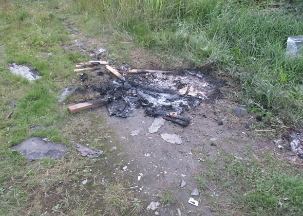 В Серове мужчины убили собутыльника, подожгли его тело и пытались убить свидетеля. Подробности истории с обгоревшим телом, найденным в гаражах