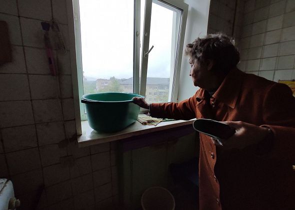 "У нас открыли крышу"... Квартиру пожилой серовчанки затопило дождями из-за ремонта