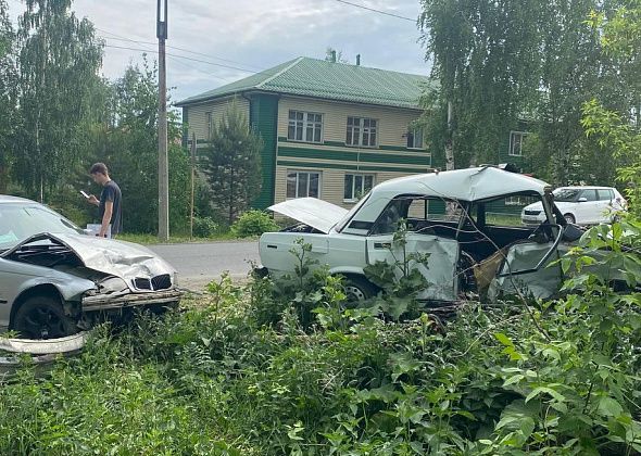 В Серове столкнулись ВАЗ и BMW. Пострадал пассажир ВАЗа