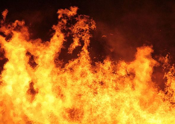 При пожаре в серовской многоэтажке пострадали два человека, один спасен огнеборцами. Эвакуировались 12 жильцов