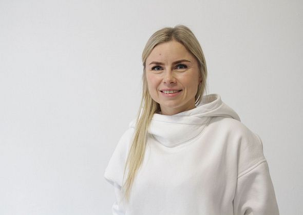 «Это тот же самый турник, только стоит по-другому». Серовчанка рассказывает, почему занялась шестовой акробатикой и как стала тренировать детей
