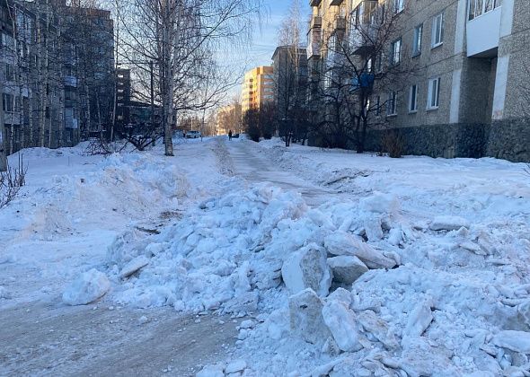 В Серове подходы к тротуару на «Сиреневом бульваре», по которому ездят автомобили, засыпали снегом