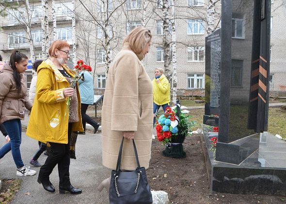 Серовские медики возложили цветы к мемориальному комплексу памяти медработников