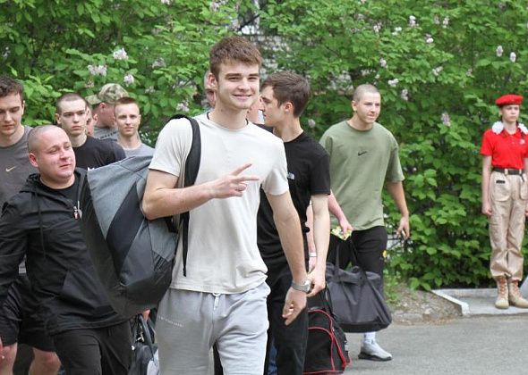 «Мужики, пришло ваше время». В Серове прошла очередная отправка призывников в армию