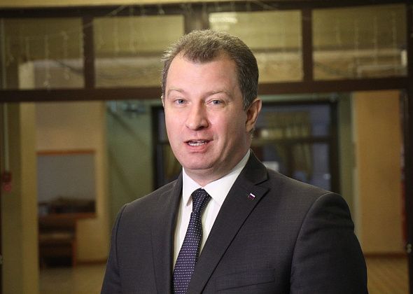 ﻿Несовершеннолетний ребенок главы Серова заработал за год 400 тысяч рублей. Его папа - в шесть раз больше
