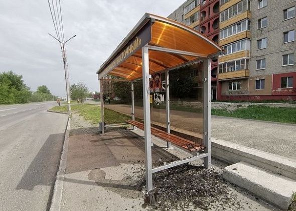 Полиция Серова ищет вандалов, которые разбили стену остановки на улице Ленина