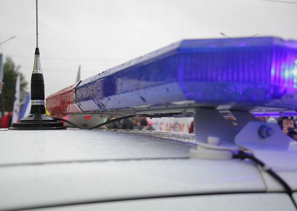 Бесправный серовчанин пытался удрать от полицейских и врезался в припаркованный автомобиль