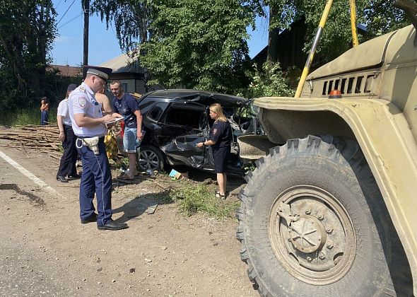 Пассажир легковушки - в реанимации. Стали известны подробности ДТП с лесовозом и иномаркой