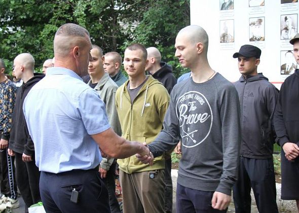 Из Серова на службу в армию отправили 15 парней