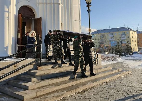 "Он не видел преград, добивался своих целей". Серовчане простились с Максимом Петрушечкиным, погибшим в ходе СВО