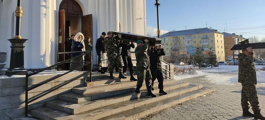 "Он не видел преград, добивался своих целей". Серовчане простились с Максимом Петрушечкиным, погибшим в ходе СВО