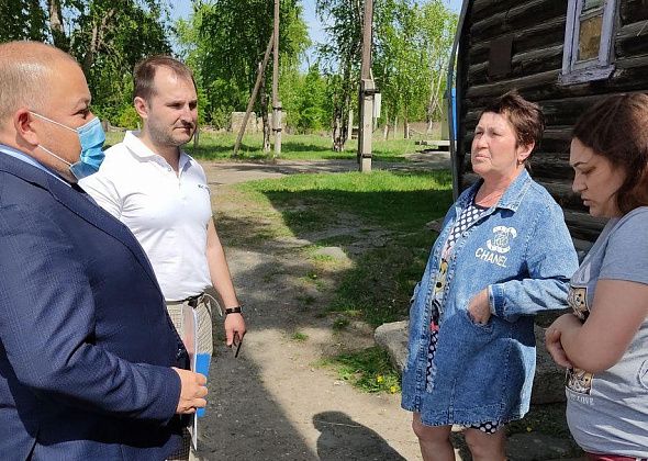 "Вас расселят"... Депутат ЗакСо встретился с жителями дома на улице Народной, которых топило фекальными водами