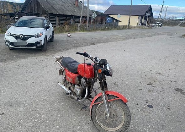 В поселке под Серовом юный мотоциклист въехал в иномарку