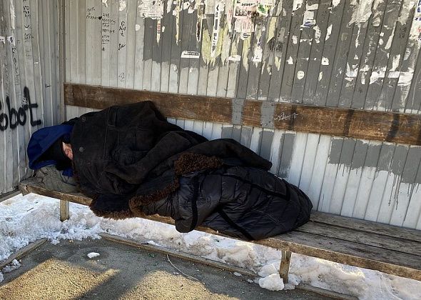 На автобусной остановке в центре Серова поселился бомж Павел