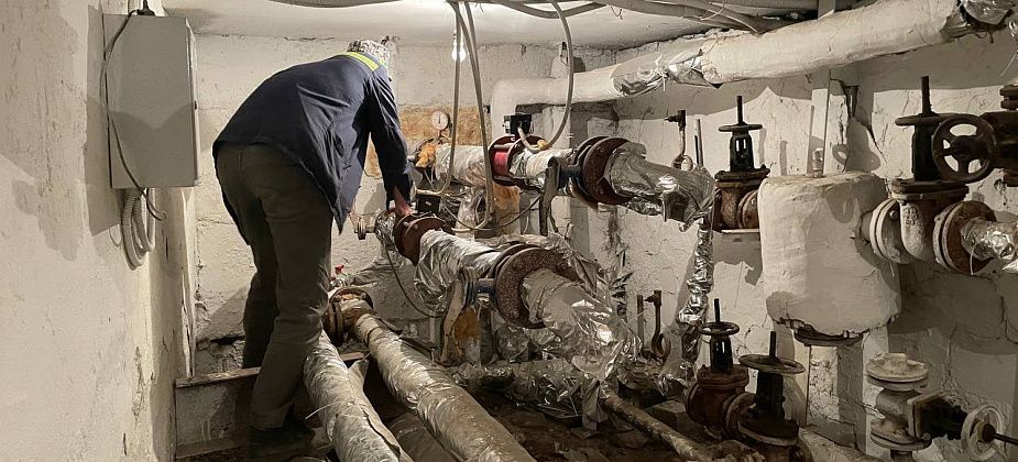 “Люди будут с теплом и водой”. Работа слесарей не видна большинству, но без них быт горожан страшно представить