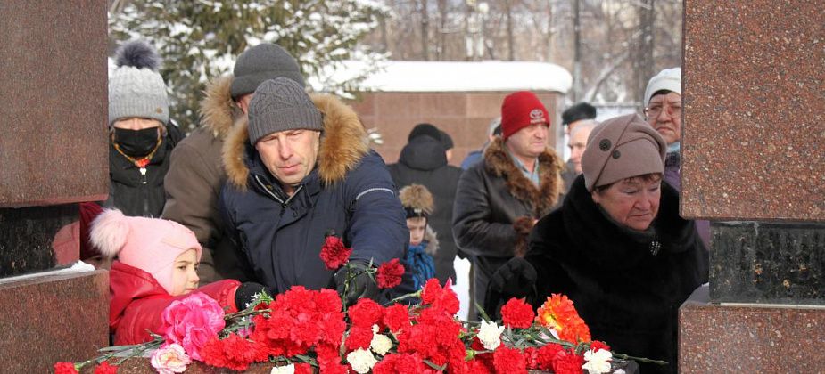 В 33-ю годовщину вывода войск из Афганистана серовчане возложили цветы к мемориалу павшим на той войне