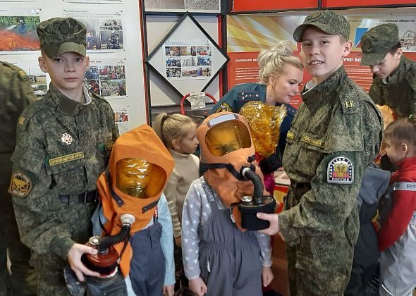 Кадеты и сотрудники МЧС рассказали юным серовчанам о пожарной безопасности