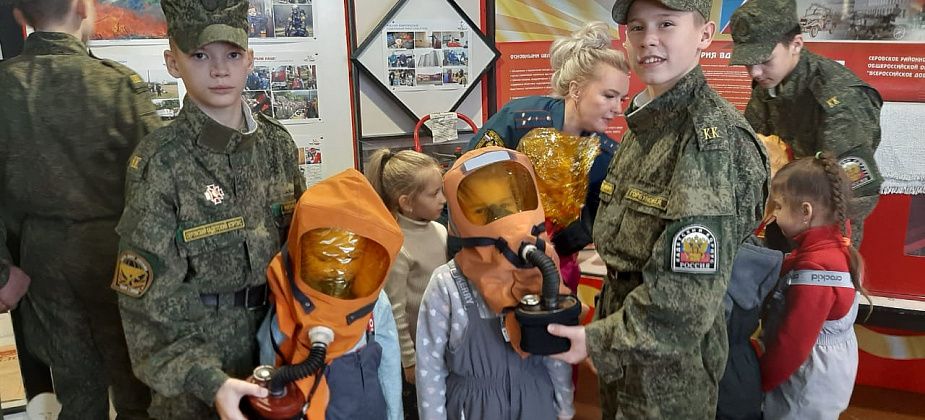 Кадеты и сотрудники МЧС рассказали юным серовчанам о пожарной безопасности