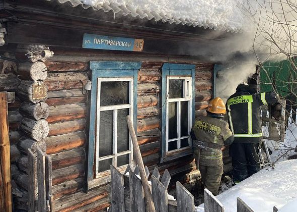 В Серове горел деревянный дом