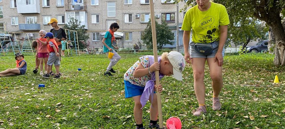 На празднике двора в Серове прошла экологическая эстафета. После детвора лакомилась арбузом