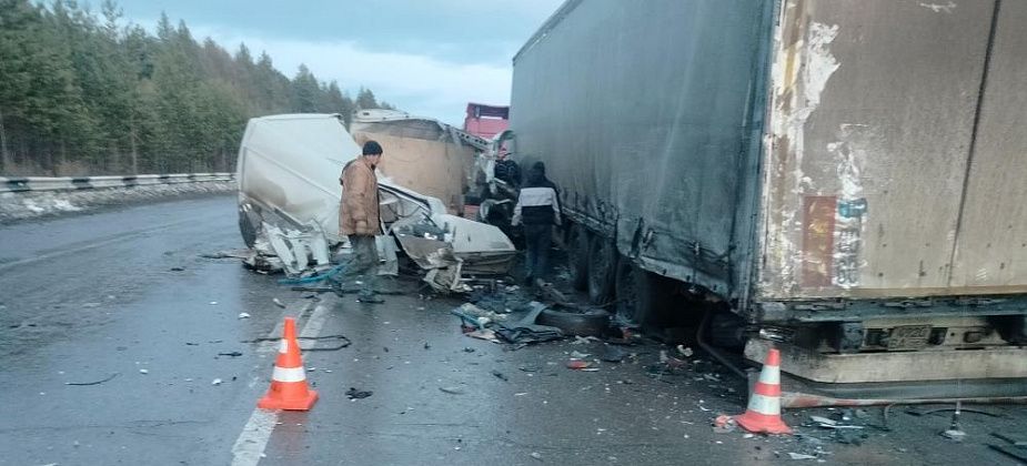 Под Серовом, по пути из Североуральска в Екатеринбург, водитель «Пежо» въехал в полуприцеп 