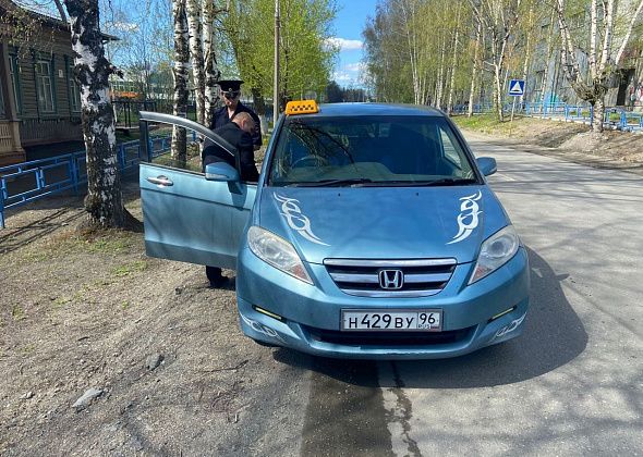 ГИБДД проверяет такси в Серове