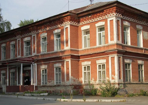 Красный флаг, белые стены