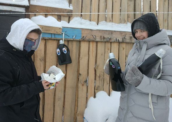 Серовские волонтеры сделали кормушки для птиц и разместили их... в байк-клубе