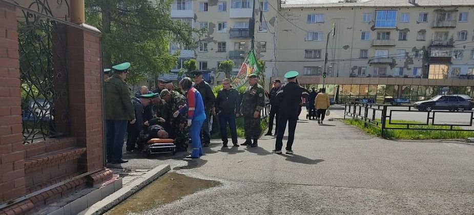 В Серове гуляют пограничники. Одному стало плохо и мужчину увезли на "Скорой"