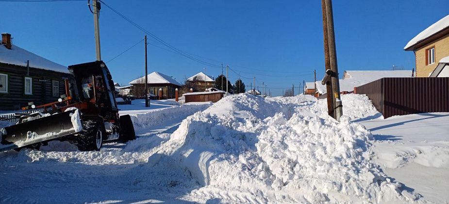 В серовском сугробе застрял грейдер
