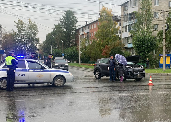 В центре Серова столкнулись «Киа Спортейдж» и «Нива Шевроле». Пострадало трое