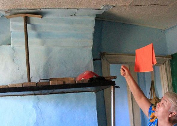 “Дом складывается”. Серовчанка не может добиться ремонта дома, который сначала обещали снести, а потом передумали