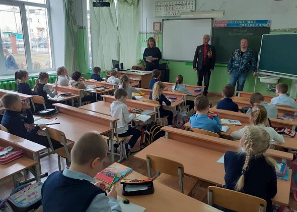 Совет ветеранов полиции Серова и ветераны войн в Чечне и Афганистане провели со школьниками Уроки Мужества