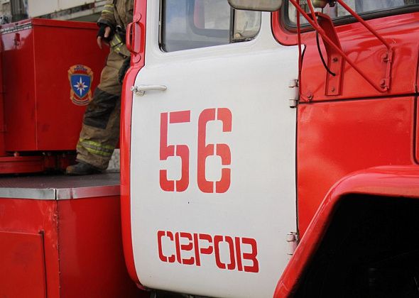 В Серове произошел пожар в подъезде трехэтажного дома