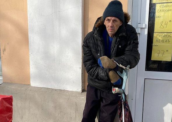 Серовчанин два года просит милостыню у магазина: "Денег не хватает, пенсия маленькая"