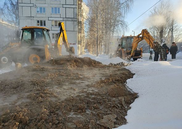 В Серове, из-за коммунальной аварии, затопило один из дворов