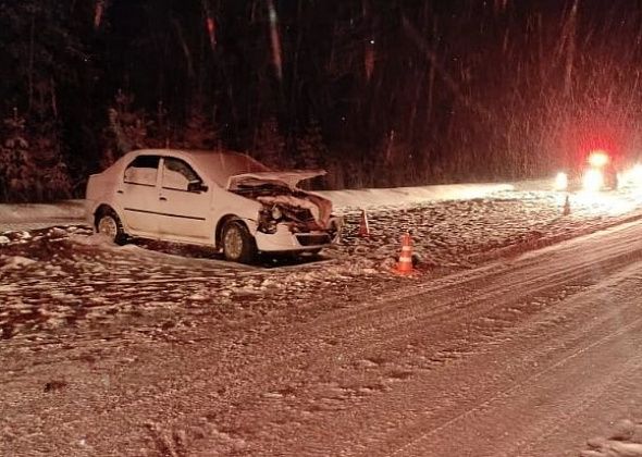 На трассе под Серовом столкнулись три автомобиля. Пострадали две девочки