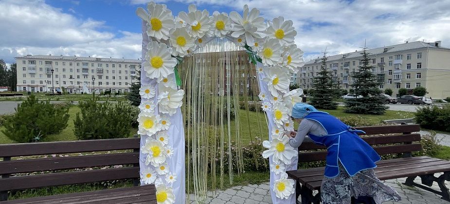 В честь Дня семьи перед серовским собором появилась фотозона