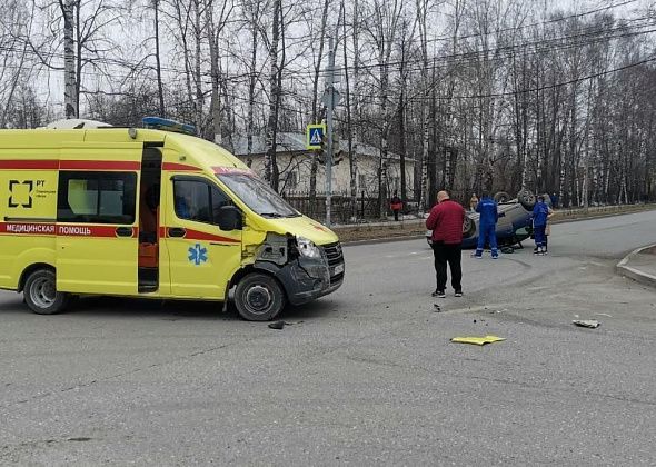 В Серове на перекрестке столкнулись “Скорая” и легковушка