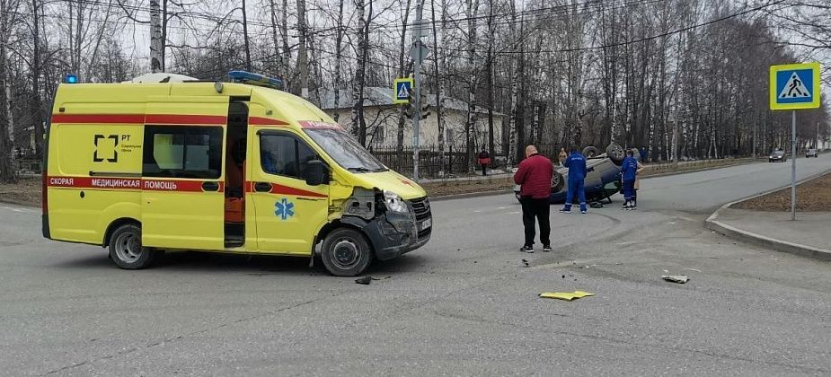 В Серове на перекрестке столкнулись “Скорая” и легковушка