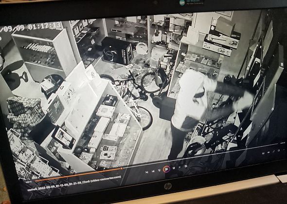 Серовчанина судят за кражу из комиссионного магазина электроники. Ночью разбил окно – вынес товар и кассу