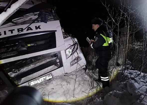 Жена водителя вылетела из кабины. Госавтоинспекция рассказала подробности ДТП между Серовом и Сосьвой