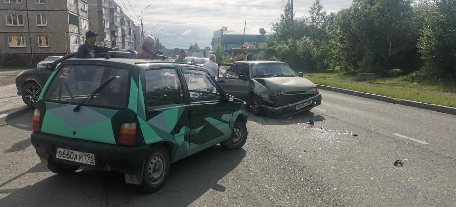 В Серове на улице Каляева столкнулись три автомобиля