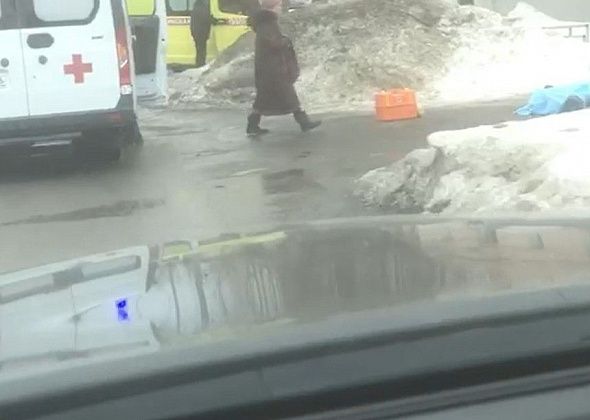 Следственный комитет проводит проверку по смерти мужчины на тротуаре в Серове
