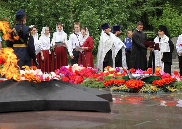 «Подвиг воинов – самый короткий путь в Царствие Небесное». В Серове в День памяти и скорби прошел митинг