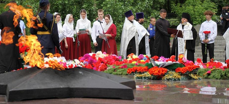 «Подвиг воинов – самый короткий путь в Царствие Небесное». В Серове в День памяти и скорби прошел митинг